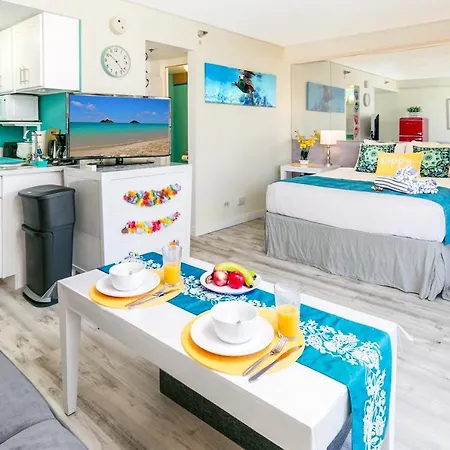 Aloha Vibes Await! Stylish Condo At Aloha Surf - Mountain And City Views